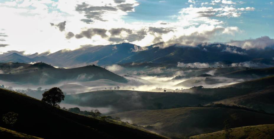 <a href="http://viajeaqui.abril.com.br/cidades/br-sp-cunha" rel="Cunha, São Paulo" target="_self"><strong>Cunha, São Paulo </strong></a>Conhecida como a terra dos ceramistas, a cidade conta com ateliês, paisagens charmosas (inclua aqui belas cachoeiras) e pousadas que se escondem entre as montanhas. Durante o mês de julho, o <a href="http://viajeaqui.abril.com.br/estabelecimentos/br-sp-cunha-atracao-festival-de-inverno" rel="Festival de Inverno" target="_self">Festival de Inverno</a> faz a alegria dos turistas, com shows, eventos gastronômicos e apresentações de orquestras. Passeios como o <a href="http://viajeaqui.abril.com.br/estabelecimentos/br-sp-cunha-atracao-parque-estadual-da-serra-do-mar-nucleo-cunhaindaia" rel="Parque Estadual da Serra do Mar" target="_self">Parque Estadual da Serra do Mar</a> e a <a href="http://viajeaqui.abril.com.br/estabelecimentos/br-sp-cunha-atracao-pedra-da-macela" rel="Pedra da Macela" target="_self">Pedra da Macela</a> oferecem caminhadas pela natureza e vistas impressionantes<em><a href="http://www.booking.com/city/br/cunha-br.pt-br.html?sid=5b28d827ef00573fdd3b49a282e323ef;dcid=1?aid=332455&label=viagemabril-destinos-economicos-de-inverno-no-brasil" rel="Veja preços de hotéis em Cunha no Booking.com" target="_blank">Veja preços de hotéis em Cunha no Booking.com</a></em>