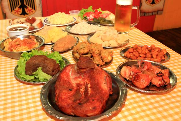 A tradicional Festa da Colônia conta com uma farta variedade de pratos típicos trazidos pelos colonizadores da região