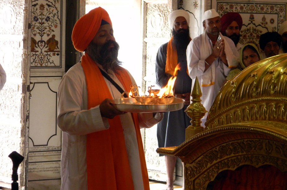 Fogo, fores e preces na cerimônia Aarti, que rola todas as tardes na beira do Ganges, no ashram Parmath