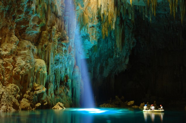 O Abismo Anhumas é uma gigantesca caverna submersa considerada como uma das atrações mais procuradas de <a href="https://viajeaqui.abril.com.br/cidades/br-ms-bonito" rel="Bonito (MS)" target="_blank">Bonito (MS)</a>