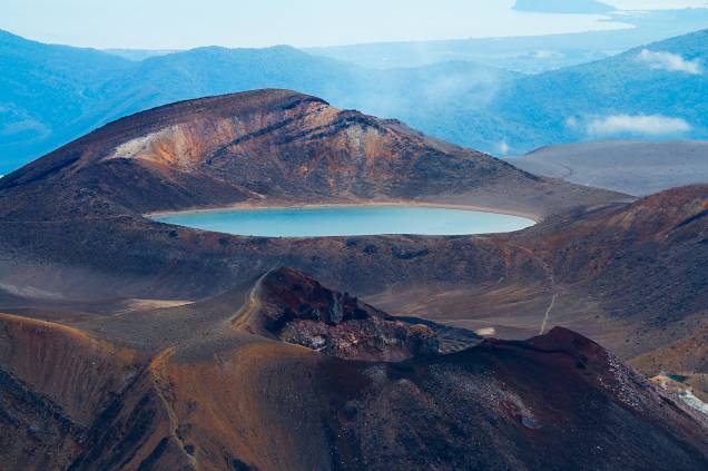 <em><strong>Tongariro National Park </strong></em>-<strong> </strong>Considerado um dos Patrimônios da Humanidade, o Tongariro National Park combina paisagens diferentes em um mesmo lugar, com lagos cor de esmeralda, prados alpinos e fontes termais