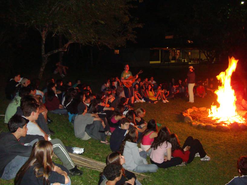 <strong>Acampamento dos Pumas - Pindamonhangaba,SP</strong>Na estrada que liga Campos do Jordão a Pindamonhangaba fica o Acampamento dos Pumas, fundado em 1960. As atividades são divididas, de acordo com a idade dos campistas – de 5 a 7 anos, de 8 a 10 e de 11 a 17.<br /><br />Um dos diferenciais do Pumas é que os pais podem deixar seus filhos acampando por até 25 dias (de 4 a 28 de julho). Eles poderão patinar no gelo, cavalgar, jogar paintball, pescar, praticar arvorismo e fazer muitas outras atividades.<br /><br />Pacotes:<br />As opções para os pais são de 6, 7, 13, 18 e 25 dias. De 4 a 10 de julho, R$ 1.545,50, de 11 a 16 de julho, R$ 1.545,50, de 4 a 16 de julho, R$ 2.149,04, de 16 a 28 de julho, R$ 2.288, de 11 a 28 de julho, R$ 2.703,80, e de 4 a 28 de julho, R$ 3.357,20. Os valores podem ser parcelados até março de 2013, mas com possíveis juros. Todos os campistas devem pagar R$ 46 do seguro obrigatório (preço para todo o período).<br /><br />Mais informações:<br />Telefone: (11) 4612-9860<br />E-mail: <a href="https://acampamento@pumas.com.br" rel="acampamento@pumas.com.br" target="_blank">acampamento@pumas.com.br</a><br />Site: <a href="https://www.pumas.com.br/" rel="https://www.pumas.com.br/" target="_blank">www.pumas.com.br/</a> <strong>Acampamento dos Pumas - Pindamonhangaba,SP</strong>Na estrada que liga Campos do Jordão a Pindamonhangaba fica o Acampamento dos Pumas, fundado em 1960. As atividades são divididas, de acordo com a idade dos campistas – de 5 a 7 anos, de 8 a 10 e de 11 a 17.<br /><br />Um dos diferenciais do Pumas é que os pais podem deixar seus filhos acampando por até 25 dias (de 4 a 28 de julho). Eles poderão patinar no gelo, cavalgar, jogar paintball, pescar, praticar arvorismo e fazer muitas outras atividades.<br /><br />Pacotes:<br />As opções para os pais são de 6, 7, 13, 18 e 25 dias. De 4 a 10 de julho, R$ 1.545,50, de 11 a 16 de julho, R$ 1.545,50, de 4 a 16 de julho, R$ 2.149,04, de 16 a 28 de julho, R$ 2.288, de 11 a 28 de julho, R$ 2.703,80, e de 4 a 28 de julho, R$ 3.357,20. Os valores podem ser parcelados até março de 2013, mas com possíveis juros. Todos os campistas devem pagar R$ 46 do seguro obrigatório (preço para todo o período).<br /><br />Mais informações:<br />Telefone: (11) 4612-9860<br />E-mail: <a href="https://acampamento@pumas.com.br" rel="acampamento@pumas.com.br" target="_blank">acampamento@pumas.com.br</a><br />Site: <a href="https://www.pumas.com.br/" rel="https://www.pumas.com.br/" target="_blank">www.pumas.com.br/</a>