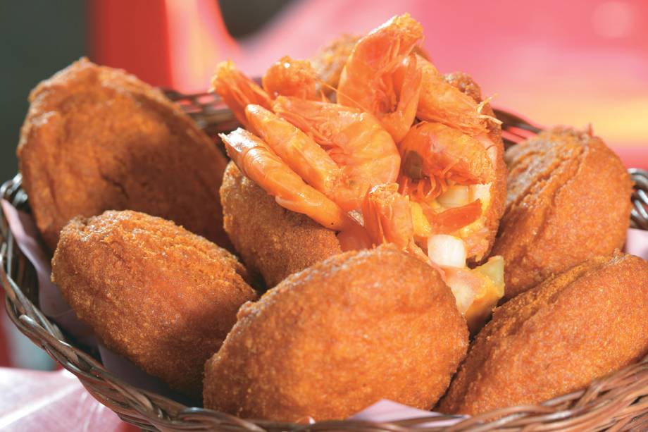 <strong>Acarajé</strong><br /><br />No tabuleiro da baiana tem acarajé, com certeza! A comidinha é muito popular, há barracas espalhadas por <a href="https://viajeaqui.abril.com.br/cidades/br-ba-salvador" rel="Salvador">Salvador</a> e outras cidades do estado. Mas nem sempre quem o faz consegue obter uma massa macia de feijão fradinho, que se desfaz com uma leve mordida, frita no vermelho óleo de dendê. No recheio, vatapá e camarão seco. Na capital baiana, duas barracas disputam o título de melhor acarajé: a da Cira (foto), Largo de Itapuã, em Itapuã, e da Dinha, no Largo de Santana, no Rio Vermelho. São R$ 5 (a unidade) para ficar feliz. Sorria, você está na Bahia! <strong>Acarajé</strong><br /><br />No tabuleiro da baiana tem acarajé, com certeza! A comidinha é muito popular, há barracas espalhadas por <a href="https://viajeaqui.abril.com.br/cidades/br-ba-salvador" rel="Salvador">Salvador</a> e outras cidades do estado. Mas nem sempre quem o faz consegue obter uma massa macia de feijão fradinho, que se desfaz com uma leve mordida, frita no vermelho óleo de dendê. No recheio, vatapá e camarão seco. Na capital baiana, duas barracas disputam o título de melhor acarajé: a da Cira (foto), Largo de Itapuã, em Itapuã, e da Dinha, no Largo de Santana, no Rio Vermelho. São R$ 5 (a unidade) para ficar feliz. Sorria, você está na Bahia!