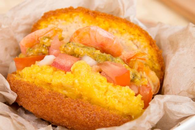 <strong>Acarajé</strong> Chamado de acará na língua iorubá, o bolinho de feijão-fradinho, frito em azeite de dendê, é recheado com vatapá, camarão seco e vinagrete. Paladares desacostumados devem responder "Não" à pergunta "Com pimenta?", repetida pelas baianas nas barracas de <a href="https://viajeaqui.abril.com.br/cidades/br-ba-salvador" target="_blank" rel="noopener">Salvador</a>. As melhores ficam no <a href="https://viajeaqui.abril.com.br/estabelecimentos/br-ba-salvador-atracao-de-santo-antonio-da-barra-farol-da-barra" target="_blank" rel="noopener">Farol da Barra</a>, e costumam aparecer por lá à noitinha. <strong>Quem prepara:</strong> as baianas em suas barracas. As mais famosas são de Dinha e de Regina (Largo de Santana, Rio Vermelho), de Cira (Largo de Itapuã, em Itapuã, e Largo da Mariquita, no Rio Vermelho) e de Sônia (Farol da Barra). Dentre os estabelecimentos, há a padaria <a href="https://www.perini.com.br/" target="_blank" rel="noopener">Perini</a>, e os restaurantes <a href="https://restauranteyemanja.com.br/" target="_blank" rel="noopener">Yemanjá</a> e <a href="https://www.facebook.com/pages/Restaurante-Dona-Chika-Ka/149139085145655" target="_blank" rel="noopener">Dona Chika-ká</a>, em <a href="https://viajeaqui.abril.com.br/cidades/br-ba-salvador" target="_blank" rel="noopener">Salvador (BA)</a> <strong>Acarajé</strong> Chamado de acará na língua iorubá, o bolinho de feijão-fradinho, frito em azeite de dendê, é recheado com vatapá, camarão seco e vinagrete. Paladares desacostumados devem responder "Não" à pergunta "Com pimenta?", repetida pelas baianas nas barracas de <a href="https://viajeaqui.abril.com.br/cidades/br-ba-salvador" target="_blank" rel="noopener">Salvador</a>. As melhores ficam no <a href="https://viajeaqui.abril.com.br/estabelecimentos/br-ba-salvador-atracao-de-santo-antonio-da-barra-farol-da-barra" target="_blank" rel="noopener">Farol da Barra</a>, e costumam aparecer por lá à noitinha. <strong>Quem prepara:</strong> as baianas em suas barracas. As mais famosas são de Dinha e de Regina (Largo de Santana, Rio Vermelho), de Cira (Largo de Itapuã, em Itapuã, e Largo da Mariquita, no Rio Vermelho) e de Sônia (Farol da Barra). Dentre os estabelecimentos, há a padaria <a href="https://www.perini.com.br/" target="_blank" rel="noopener">Perini</a>, e os restaurantes <a href="https://restauranteyemanja.com.br/" target="_blank" rel="noopener">Yemanjá</a> e <a href="https://www.facebook.com/pages/Restaurante-Dona-Chika-Ka/149139085145655" target="_blank" rel="noopener">Dona Chika-ká</a>, em <a href="https://viajeaqui.abril.com.br/cidades/br-ba-salvador" target="_blank" rel="noopener">Salvador (BA)</a>