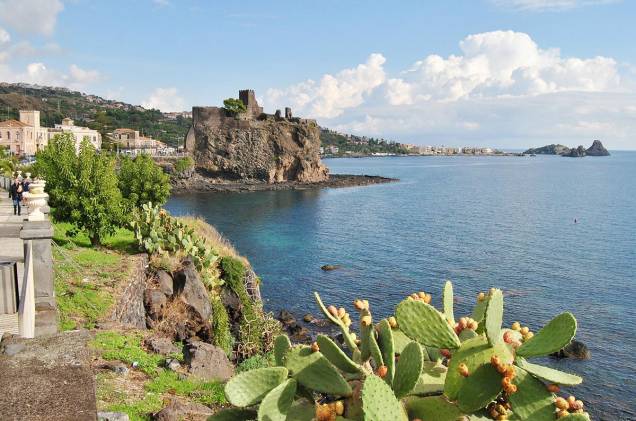 <strong>Aci Castello</strong> Na região da cidade de Catania, na Sicília, a praia de Aci Castello impressiona pelas ruínas de um castelo medieval na pequena península formada por rochas vulcânicas; a praia é queridinha dos moradores e, para conhecer suas águas cristalinas e profundas, vá calçado para não se machucar nas pedras