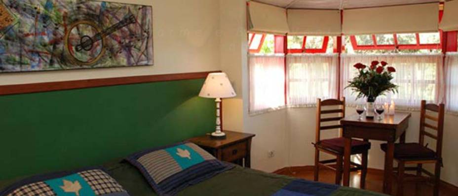 O quarto duplo da <a href="https://viajeaqui.abril.com.br/estabelecimentos/br-pe-porto-de-galinhas-hospedagem-pousada-arandu" rel="Pousada Arandu"><strong>Pousada Arandu</strong></a>, em <a href="https://viajeaqui.abril.com.br/cidades/br-pe-porto-de-galinhas" rel="Porto de Galinhas">Porto de Galinhas</a>, é equipado com ar-condicionado, frigobar e TV