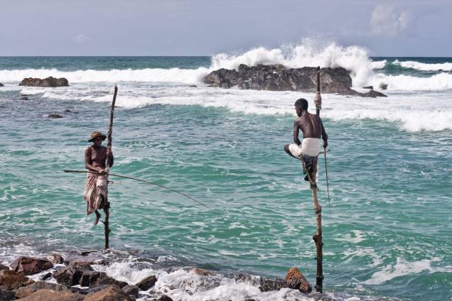Por todo o litoral do Sri Lanka é possível ver gente pescando da forma tradicional, sobre estacas fincadas sobre o mar