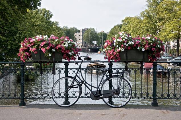 A bicicleta faz parte da paisagem de Amsterdã, na Holanda
