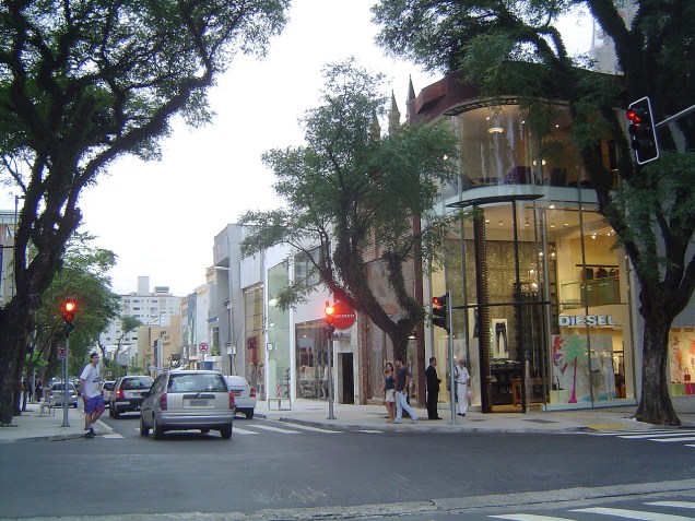 Dentre as atrações da Oscar Freire, estão as moderníssimas lojas de grife, os cafés com seus cardápios elaborados e as lojas-conceitos, que oferecem produtos e serviços diferenciados