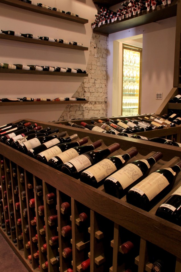 A adega do restaurante Durski é uma atração à parte: há 2500 rótulos de vinhos de diversas partes do mundo