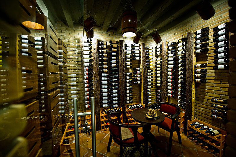 Adega do restaurante Recanto Lusitano, em Recife, Pernambuco