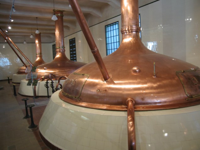 Tanques de fermentação na fábrica da Pilsner Urquell