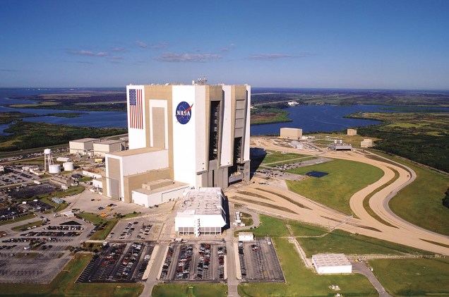 Vista geral do edifício de montagem de veículos - o tour de ônibus pelo Kennedy Space Center passa perto do prédio, que não recebe turistas
