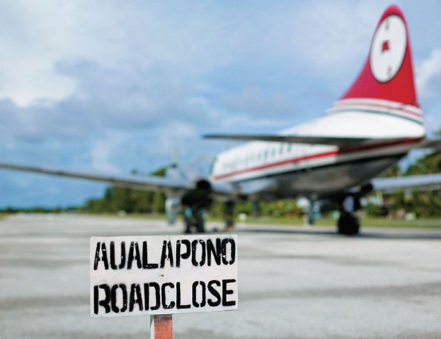 O aeroporto de Funafuti, cuja pista é preciso atravessar para se andar pela ilha