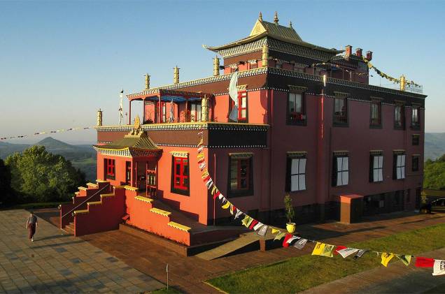 Vista lateral do La Kang - o templo foi construído e decorado de acordo com as tradições artísticas tibetanas Vista lateral do La Kang - o templo foi construído e decorado de acordo com as tradições artísticas tibetanas