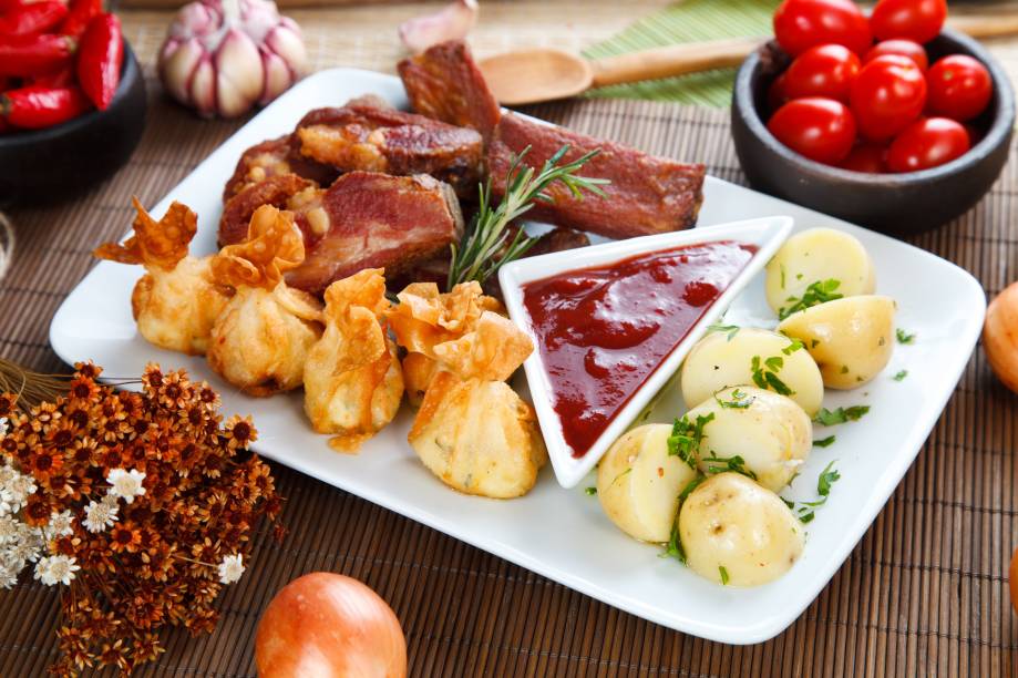 O curioso petisco chamado Julieta fez em trouxa Romeu embrulhadinho, do <a href="https://viajeaqui.abril.com.br/estabelecimentos/br-mg-belo-horizonte-restaurante-agosto-butiquim" rel="Agosto Butiquim" target="_blank"><strong>Agosto Butiquim</strong></a>, em <a href="https://viajeaqui.abril.com.br/cidades/br-mg-belo-horizonte" rel="Belo Horizonte" target="_blank"><strong>Belo Horizonte</strong></a>, conta com costelinha de porco defumada ao molho de goiabada e alecrim, além das trouxinhas de queijo canastra com alho poró e batatinhas em conserva. <em>Rua Esmeralda, 298, Prado, (31) 3337-6825, 2ª/sáb 17h/0h.</em> O curioso petisco chamado Julieta fez em trouxa Romeu embrulhadinho, do <a href="https://viajeaqui.abril.com.br/estabelecimentos/br-mg-belo-horizonte-restaurante-agosto-butiquim" rel="Agosto Butiquim" target="_blank"><strong>Agosto Butiquim</strong></a>, em <a href="https://viajeaqui.abril.com.br/cidades/br-mg-belo-horizonte" rel="Belo Horizonte" target="_blank"><strong>Belo Horizonte</strong></a>, conta com costelinha de porco defumada ao molho de goiabada e alecrim, além das trouxinhas de queijo canastra com alho poró e batatinhas em conserva. <em>Rua Esmeralda, 298, Prado, (31) 3337-6825, 2ª/sáb 17h/0h.</em>