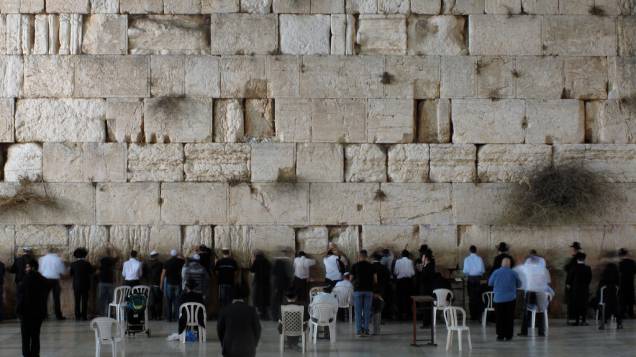 <strong>Muro das Lamentações, Israel</strong><br />O Segundo Templo de Jerusalém era não somente repositório da Arca da Aliança, mas também o principal recinto religioso do mundo hebraico. Em 70 d.C., os judeus se revoltaram contra a ocupação romana. A resposta foi rápida e fulminante: <a href="https://viajeaqui.abril.com.br/cidades/israel-jerusalem" rel="Jerusalém " target="_blank">Jerusalém </a>foi sitiada e o grandioso edifício de Herodes foi saqueado e completamente destruído. A única parte que sobrou, o muro ocidental, reúne fiéis vindos de todo o mundo, que aqui lamentam a destruição do templo, mas também celebram a vida judaica com bar-mitzvás.<br /> <strong>Muro das Lamentações, Israel</strong><br />O Segundo Templo de Jerusalém era não somente repositório da Arca da Aliança, mas também o principal recinto religioso do mundo hebraico. Em 70 d.C., os judeus se revoltaram contra a ocupação romana. A resposta foi rápida e fulminante: <a href="https://viajeaqui.abril.com.br/cidades/israel-jerusalem" rel="Jerusalém " target="_blank">Jerusalém </a>foi sitiada e o grandioso edifício de Herodes foi saqueado e completamente destruído. A única parte que sobrou, o muro ocidental, reúne fiéis vindos de todo o mundo, que aqui lamentam a destruição do templo, mas também celebram a vida judaica com bar-mitzvás.<br />