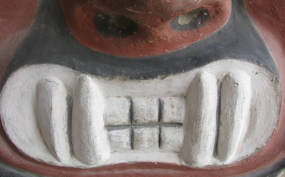 Os dentes arreganhados do deus Ai-apaec: representação simboliza efeitos da ayahuasca, planta alucinógena usada em cerimônias ritualísticas na época dos moches para estabelecer contato com as divindades Os dentes arreganhados do deus Ai-apaec: representação simboliza efeitos da ayahuasca, planta alucinógena usada em cerimônias ritualísticas na época dos moches para estabelecer contato com as divindades