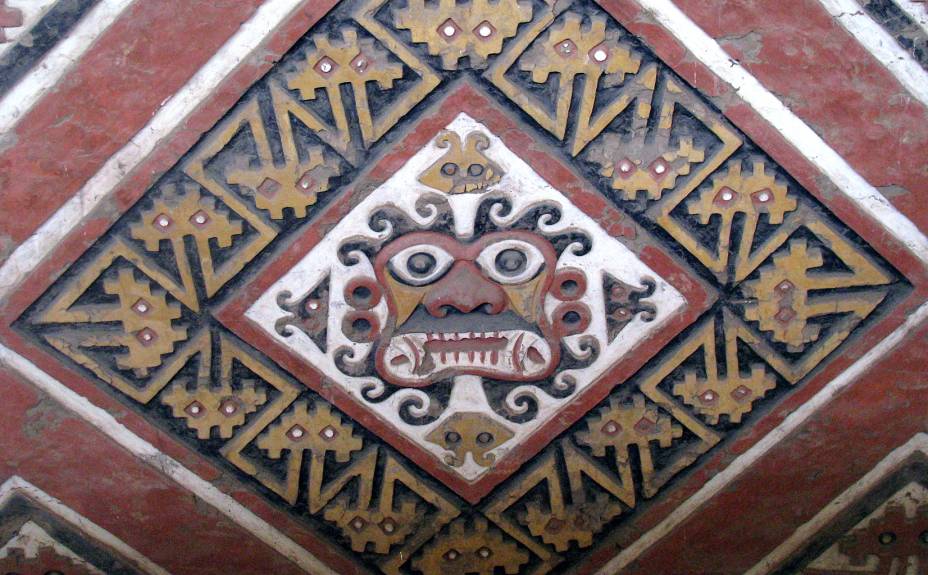 Ai-apaec, o deus que cria e degola na mitologia moche: divindade representada nos muros da Huaca de la Luna, nas imediações de Trujillo Ai-apaec, o deus que cria e degola na mitologia moche: divindade representada nos muros da Huaca de la Luna, nas imediações de Trujillo