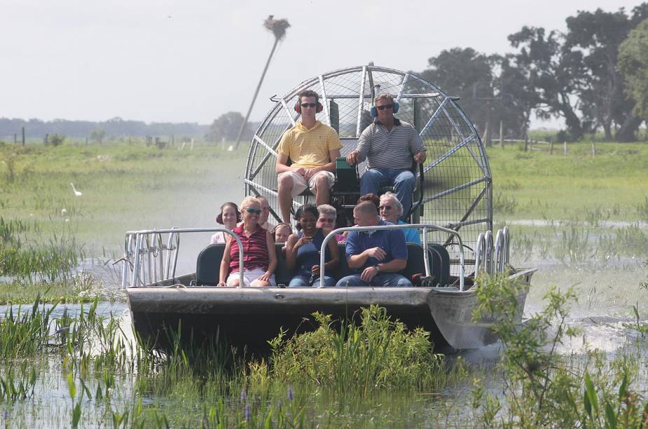 <strong>Airboat tour</strong>                                                                        O passeio de airboat leva turistas para regiões alagadas do lago Kissimmee; uma turbina gigantesca faz o barco sobrevoar o lago, evitando que animais sejam atingidos embaixo dágua por alguma hélice