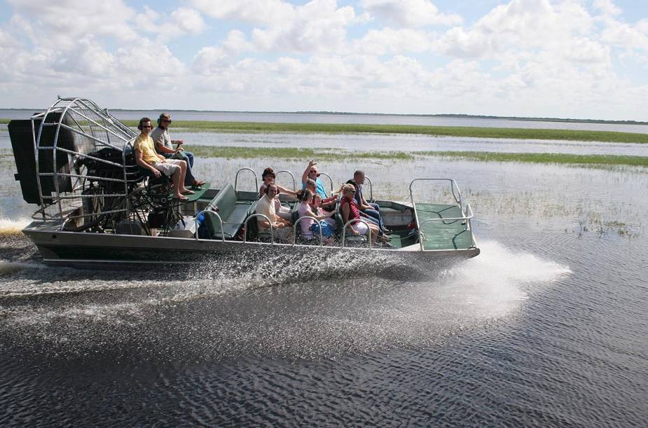 <strong>Airboat tour</strong>                                                                        O passeio leva o turista a explorar a região do lago Kissimmee a bordo de um barco diferentão, em busca dos famosos alligators - para encontrá-los tomando sol à beira do lago, a melhor época é entre os meses de dezembro e março, quando as noites são frias e os dias são mais frescos