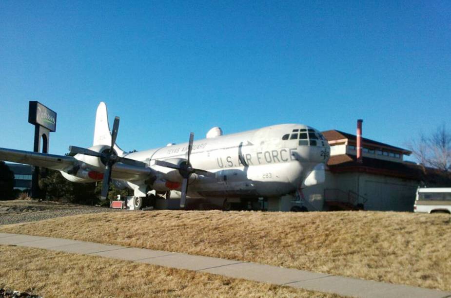 É isso mesmo que o nome diz e que a foto mostra. O <a href="https://theairplanerestaurant.com/">The Airplane Restaurant</a> funciona dentro de um avião, mais especificamente um Boeing KC-97. Trata-se de uma aeronave tanque construída em 1953 que já foi usada para abastecer aviões pelo mundo todo. Hoje o restaurante comporta 42 passageiros que podem ter uma refeição e contemplar fotos e raros artefatos sobre a história da aviação