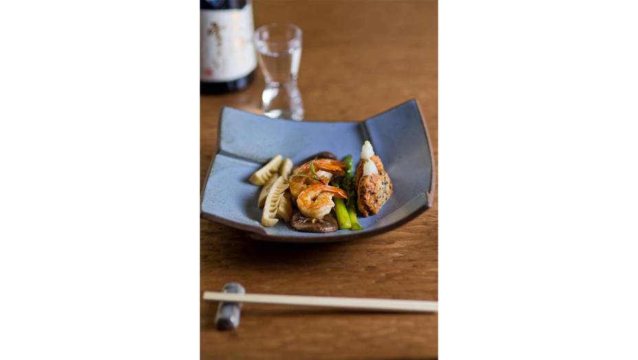 Camarão grelhado com cogumelo shiitake, aspargos e satsuma ague (bolinho de peixe e legumes) do <strong>Aizomê</strong>, localizado em <a href="https://viajeaqui.abril.com.br/cidades/br-sp-sao-paulo/" rel="São Paulo" target="_blank">São Paulo</a>
