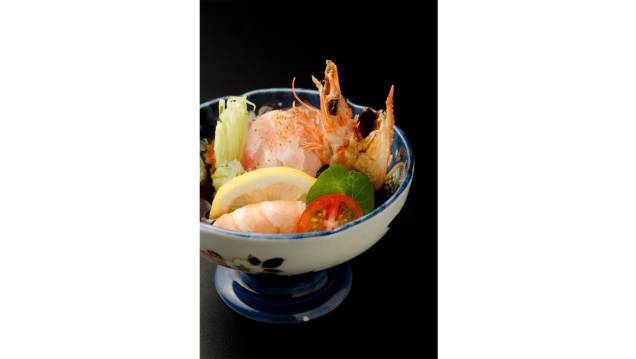 Sashimi com robalo, camarão, cabeça de camarão frito, nabo, cebolinha, pepino e imerso no molho ponzu do <strong>Aizomê</strong>, localizado em <a href="https://viajeaqui.abril.com.br/cidades/br-sp-sao-paulo/" rel="São Paulo" target="_blank">São Paulo</a> Sashimi com robalo, camarão, cabeça de camarão frito, nabo, cebolinha, pepino e imerso no molho ponzu do <strong>Aizomê</strong>, localizado em <a href="https://viajeaqui.abril.com.br/cidades/br-sp-sao-paulo/" rel="São Paulo" target="_blank">São Paulo</a>