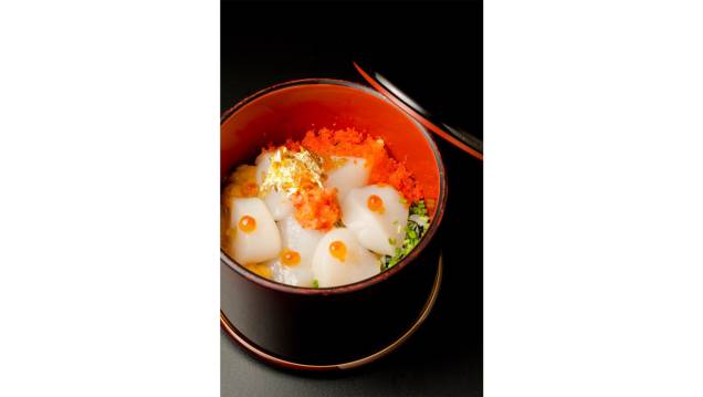 Tirashizushi (Peixes e frutos do mar sobre uma cama de arroz de sushi) do<strong> Aizomê</strong>, localizado em <a href="https://viajeaqui.abril.com.br/cidades/br-sp-sao-paulo/" rel="São Paulo" target="_blank">São Paulo</a> Tirashizushi (Peixes e frutos do mar sobre uma cama de arroz de sushi) do<strong> Aizomê</strong>, localizado em <a href="https://viajeaqui.abril.com.br/cidades/br-sp-sao-paulo/" rel="São Paulo" target="_blank">São Paulo</a>