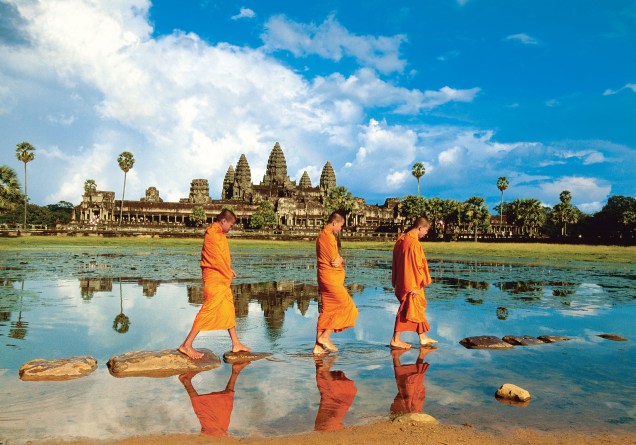 <strong>4. Angkor, Camboja </strong>Com suas cinco torres imponentes de frente para um lago de vitórias-régias, Angkor Wat é o maior monumento religioso do planeta, o principal dos mais de mil que formam a antiga capital imperial, Angkor. Eles foram erguidos entre os anos 802 e 1220 pelo poderoso Império Khmer, que se estendia do Mianmar ao Vietnã
