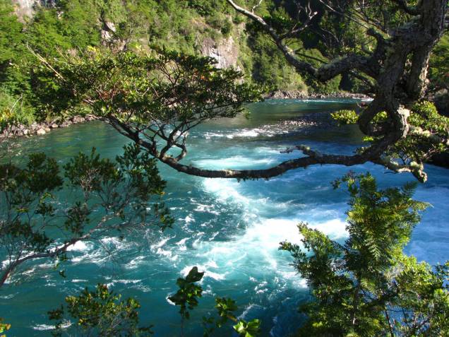 O rio Petrohué possui belas cores cor de esmeralda e é uma das principais atrações nas proximidades de Puerto Montt
