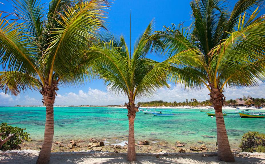 <strong>6. Akumal</strong>Além de uma praia de encher os olhos e bem menos concorrida que as celebradas Playa del Carmen e Cancún, Akumal também abre a possibilidade de praticar mergulho em cavernas. Um exemplo é a gruta de Aktun Chén, cujas galerias apresentam estalactites, estalagmites milenares e um cenote, galeria subterrânea natural alagada característica da Península de Yucatán <strong>6. Akumal</strong>Além de uma praia de encher os olhos e bem menos concorrida que as celebradas Playa del Carmen e Cancún, Akumal também abre a possibilidade de praticar mergulho em cavernas. Um exemplo é a gruta de Aktun Chén, cujas galerias apresentam estalactites, estalagmites milenares e um cenote, galeria subterrânea natural alagada característica da Península de Yucatán