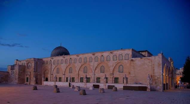 <strong>Mesquita Al-Aqsa</strong> (local sagrado para o islamismo)O domo cinza da mesquita, bem mais modesto do que o Domo da Rocha, fica localizado no mesmo platô. O da Rocha, concluído em 691 d.C., é coberto com 85 quilos de ouro e, ironicamente, guarda o altar usado por Abraão para oferecer o sacrifício de seu filho, Isaac – uma passagem bíblica respeitada pelos judeus <strong>Mesquita Al-Aqsa</strong> (local sagrado para o islamismo)O domo cinza da mesquita, bem mais modesto do que o Domo da Rocha, fica localizado no mesmo platô. O da Rocha, concluído em 691 d.C., é coberto com 85 quilos de ouro e, ironicamente, guarda o altar usado por Abraão para oferecer o sacrifício de seu filho, Isaac – uma passagem bíblica respeitada pelos judeus
