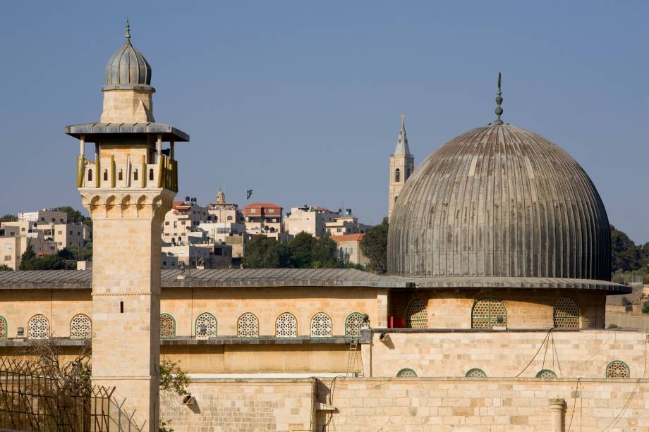 O terceiro local mais sagrado do Islã está no mesmo espaço que é considerado o mais sagrado para os judeus, o Monte do Templo, onde Abraão teria se preparado para sacrificar seu filho a comando de Deus. No mesmo monte foi erigida uma igreja em 530, consagrada à Nossa Senhora (hoje restam apenas ruínas). Muçulmanos acreditam que o Profeta foi transportado fisicamente da Mesquita Sagrada (Al Haram) até Al Aqsa na chamada Jornada Noturna e liderou ali outros profetas em oração por 17 meses, quando Alá ordenou que ele retornasse à Caaba em Meca. Originalmente, a mesquita era uma pequena casa de orações, mas sofreu diversas reformas até chegar ao edifício atual em 1035 (que já foi reformado e expandido diversas vezes desde então) O terceiro local mais sagrado do Islã está no mesmo espaço que é considerado o mais sagrado para os judeus, o Monte do Templo, onde Abraão teria se preparado para sacrificar seu filho a comando de Deus. No mesmo monte foi erigida uma igreja em 530, consagrada à Nossa Senhora (hoje restam apenas ruínas). Muçulmanos acreditam que o Profeta foi transportado fisicamente da Mesquita Sagrada (Al Haram) até Al Aqsa na chamada Jornada Noturna e liderou ali outros profetas em oração por 17 meses, quando Alá ordenou que ele retornasse à Caaba em Meca. Originalmente, a mesquita era uma pequena casa de orações, mas sofreu diversas reformas até chegar ao edifício atual em 1035 (que já foi reformado e expandido diversas vezes desde então)