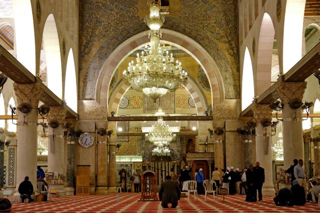 <strong>Mesquita Al-Aqsa </strong>(local sagrado para o islamismo)Ainda mais importante para os muçulmanos, a Al-Aqsa, na Cidade Velha, teria sido o destino final da Isra, uma viagem noturna de Maomé para a “mesquita distante” (literalmente, Al-Aqsa) que culminaria com sua ascensão ao céu, a Mi’raj. O interior dos dois monumentos só pode ser visitado por muçulmanos, mas o platô é aberto aos turistas