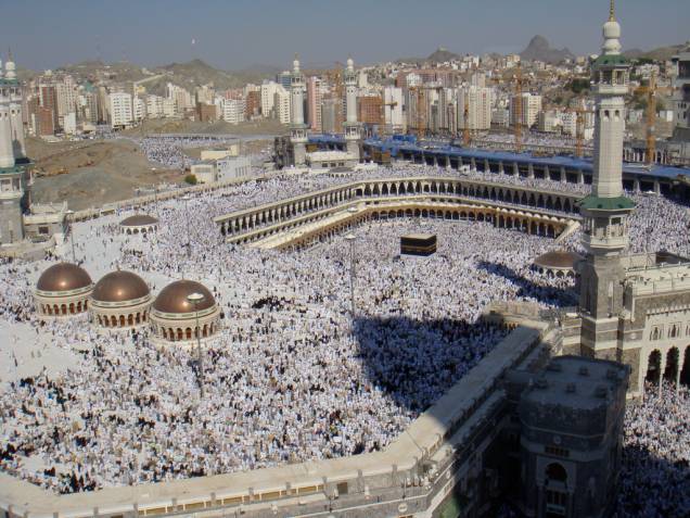 <strong>Meca, Arábia Saudita</strong><br />Uma das obrigações de todo muçulmano – xiitas e sunitas – é visitar a cidade sagrada de Meca ao menos uma vez na vida – desde que tenha recursos e saúde para fazê-lo. No período do Hajj, dezenas de milhares de pessoas concentram-se para os rituais junto à Grande Mesquita e a Caaba, circulando em sua volta sete vezes no sentido anti-horário, o tawaf. Totalmente restrita aos não seguidores do Islã, Meca faz parte do roteiro de muitos peregrinos, assim como Medina, a segunda cidade santa dos muçulmanos.<br /> 