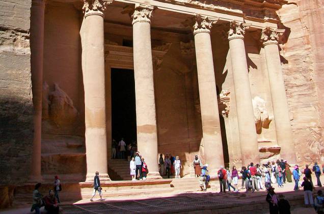 <strong>3. Indiana Jones e a Última Cruzada (1989)</strong> O filme, segundo da saga de Steven Spielberg, basicamente colocou <a href="https://viajeaqui.abril.com.br/cidades/jordania-petra" rel="Petra" target="_blank">Petra</a>, na <a href="https://viajeaqui.abril.com.br/paises/jordania" rel="Jordânia" target="_blank">Jordânia</a>, no cenário do turismo mundial. Nele, Indiana Jones (Harrison Ford) e seu pai, vivido por Sean Connery, passam por um desfiladeiro compridíssimo até chegar a um portal absurdo, este aqui da foto: seu nome é Al-Khazneh, ou O Tesouro, uma das maravilhas erguidas por um povo que viveu ali há mais de 2 mil anos, os nabateus. A sofisticada fachada de 43 metros de altura foi construída para enfeitar o mausoléu de um rei nabateu – o nome surgiu da lenda de um faraó egípcio que teria escondido ali um tesouro <strong>3. Indiana Jones e a Última Cruzada (1989)</strong> O filme, segundo da saga de Steven Spielberg, basicamente colocou <a href="https://viajeaqui.abril.com.br/cidades/jordania-petra" rel="Petra" target="_blank">Petra</a>, na <a href="https://viajeaqui.abril.com.br/paises/jordania" rel="Jordânia" target="_blank">Jordânia</a>, no cenário do turismo mundial. Nele, Indiana Jones (Harrison Ford) e seu pai, vivido por Sean Connery, passam por um desfiladeiro compridíssimo até chegar a um portal absurdo, este aqui da foto: seu nome é Al-Khazneh, ou O Tesouro, uma das maravilhas erguidas por um povo que viveu ali há mais de 2 mil anos, os nabateus. A sofisticada fachada de 43 metros de altura foi construída para enfeitar o mausoléu de um rei nabateu – o nome surgiu da lenda de um faraó egípcio que teria escondido ali um tesouro