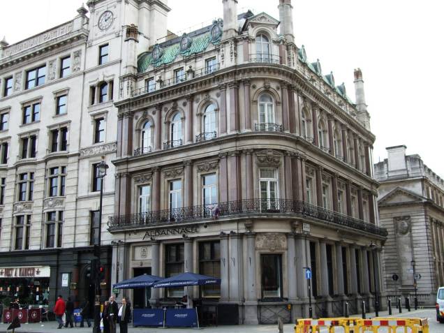 Na Trafalgar também fica um dos melhores bares de Londres para beber uísque, o <strong>Albannach<em> </em></strong><em>(</em>foto; <em>n° 66, <a href="https://albannach.co.uk" rel="albannach.co.uk" target="_blank">albannach.co.uk</a>; Cc: A, M, D, V)</em>, com mais de 120 rótulos. Se preferir apenas um chá, desça até a cripta da igreja <strong>St. Martin in the Fields</strong> <em>(<a href="https://smitf.org" rel="smitf.org" target="_blank">smitf.org</a>)</em>, que recebe shows de jazz toda quarta, às 20h (£ 9) Na Trafalgar também fica um dos melhores bares de Londres para beber uísque, o <strong>Albannach<em> </em></strong><em>(</em>foto; <em>n° 66, <a href="https://albannach.co.uk" rel="albannach.co.uk" target="_blank">albannach.co.uk</a>; Cc: A, M, D, V)</em>, com mais de 120 rótulos. Se preferir apenas um chá, desça até a cripta da igreja <strong>St. Martin in the Fields</strong> <em>(<a href="https://smitf.org" rel="smitf.org" target="_blank">smitf.org</a>)</em>, que recebe shows de jazz toda quarta, às 20h (£ 9)