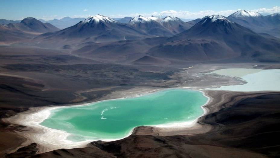 <strong>2. Atliplano Andino, Bolívia </strong>O entorno da estrada que parte de San Pedro de Atacama, no Chile, rumo ao Salar de Uyuni, na Bolívia, reserva alguns dos mais espetaculares cenários naturais do planeta. Lá estão a Laguna Verde (foto), a Laguna Colorada e uma série de vulcões, como o Licanbur