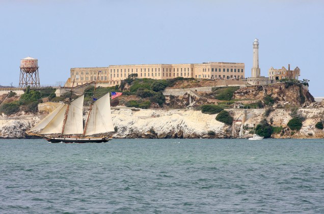 Barco à vela passa em frente à ilha onde foi construída a prisão