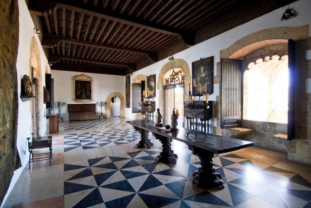 O Alcázar de Colón é um palácio-fortaleza junto ao rio Ozama construído pelo filho de Cristóvão Colombo, Don Diego, para o vice-rei da Espanha. Abandonado nos séculos seguintes, foi recuperado no século 20
