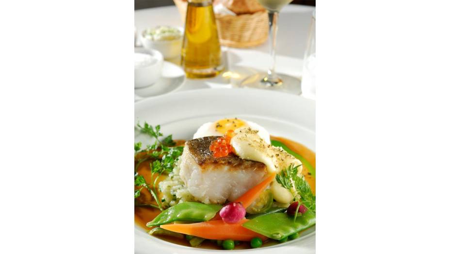 Cabillaud com creme de alho assado e azeite extra virgem, batata ao garfo, ovo poché e mine legumes do <strong>Allez! Allez!</strong>, localizado em <a href="https://viajeaqui.abril.com.br/cidades/br-sp-sao-paulo/" rel="São Paulo" target="_blank">São Paulo</a>