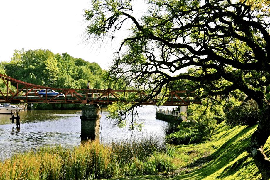 <strong>LUXO & CARMELO </strong>Após as três noites em <a href="https://viajeaqui.abril.com.br/cidades/uruguai-punta-del-este" rel="Punta" target="_blank">Punta</a>, no cinco-estrelas <a href="https://puntagrand.com" rel="Grand Hotel">Grand Hotel</a>, a viagem tem quatro noites entre <a href="https://viajeaqui.abril.com.br/cidades/uruguai-montevideu" rel="Montevidéu" target="_blank">Montevidéu</a>, no <a href="https://www.sofitel.com/es/hotel-7969-sofitel-montevideo-casino-carrasco-and-spa/index.shtml" rel="Sofitel" target="_blank">Sofitel</a>, e <a href="https://viajeaqui.abril.com.br/cidades/uruguai-carmelo" rel="Carmelo" target="_blank">Carmelo</a>, no exclusivo <a href="https://carmelo.hyatt.com/en/hotel/home.html" rel="Carmelo Resort" target="_blank">Carmelo Resort</a>.<strong>QUANDO:</strong> Até março<strong>QUEM LEVA: </strong>A<a href="https://queensberry.com.br" rel=" Queensberry" target="_blank"> Queensberry</a><strong>QUANTO: </strong>US$ 2456 (sem aéreo) <strong>LUXO & CARMELO </strong>Após as três noites em <a href="https://viajeaqui.abril.com.br/cidades/uruguai-punta-del-este" rel="Punta" target="_blank">Punta</a>, no cinco-estrelas <a href="https://puntagrand.com" rel="Grand Hotel">Grand Hotel</a>, a viagem tem quatro noites entre <a href="https://viajeaqui.abril.com.br/cidades/uruguai-montevideu" rel="Montevidéu" target="_blank">Montevidéu</a>, no <a href="https://www.sofitel.com/es/hotel-7969-sofitel-montevideo-casino-carrasco-and-spa/index.shtml" rel="Sofitel" target="_blank">Sofitel</a>, e <a href="https://viajeaqui.abril.com.br/cidades/uruguai-carmelo" rel="Carmelo" target="_blank">Carmelo</a>, no exclusivo <a href="https://carmelo.hyatt.com/en/hotel/home.html" rel="Carmelo Resort" target="_blank">Carmelo Resort</a>.<strong>QUANDO:</strong> Até março<strong>QUEM LEVA: </strong>A<a href="https://queensberry.com.br" rel=" Queensberry" target="_blank"> Queensberry</a><strong>QUANTO: </strong>US$ 2456 (sem aéreo)