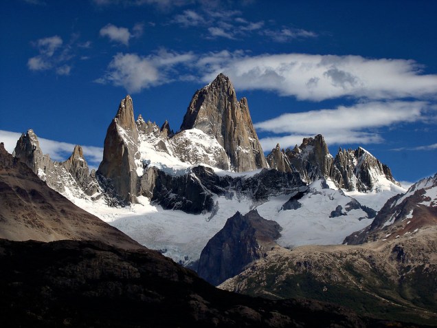 <strong>Monte Fitzroy, <a href="https://viajeaqui.abril.com.br/paises/argentina" rel="Argentina" target="_blank">Argentina</a></strong>Muitos turistas que visitam a geleira <a href="https://viajeaqui.abril.com.br/estabelecimentos/ar-el-calafate-atracao-parque-nacional-los-glaciares" rel="Perito Moreno" target="_blank">Perito Moreno</a>, em <a href="https://viajeaqui.abril.com.br/cidades/ar-el-calafate" rel="El Calafate" target="_blank">El Calafate</a>, nem imaginam as maravilhas do outro lado do <strong>Lago Argentino</strong>. O Cerro Fitzroy - ou <strong>El Chaltén</strong>, a montanha esfumaçada, em tehuelche - é um magneto que atrai alpinistas de todo o globo, junto com seu vizinho igualmente desafiador, o <strong>Cerro Torre</strong>