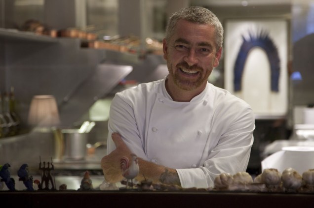 O chef Alex Atala comanda o D.O.M., três estrelas pelo GUIA QUATRO RODAS e quarto melhor restaurante do mundo pela revista <em>Restaurant</em>