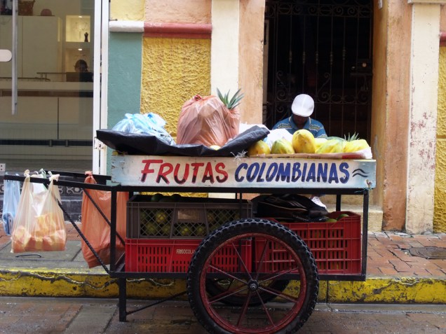 Típico vendedor de frutas nas ruas da aconchegante e bela <a href="https://viajeaqui.abril.com.br/cidades/colombia-cartagena" rel="Cartagena" target="_self">Cartagena</a>, <a href="https://viajeaqui.abril.com.br/paises/colombia" rel="Colômbia" target="_self">Colômbia</a>