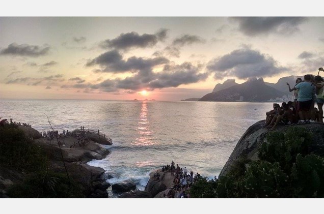 O pôr do sol deslumbrante do Arpoador rendeu a foto de Eliezer Batista de Almeida O pôr do sol deslumbrante do Arpoador rendeu a foto de Eliezer Batista de Almeida
