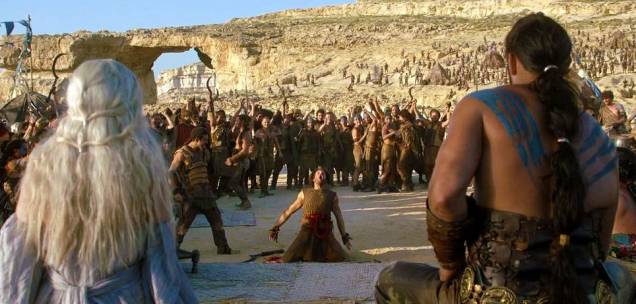 Na cena da primeira temporada de Game of Thrones, os personagens Daenerys Targaryen e Khal Drogo aparecem de costas, com o famoso rochedo calcário de Gozo ao fundo