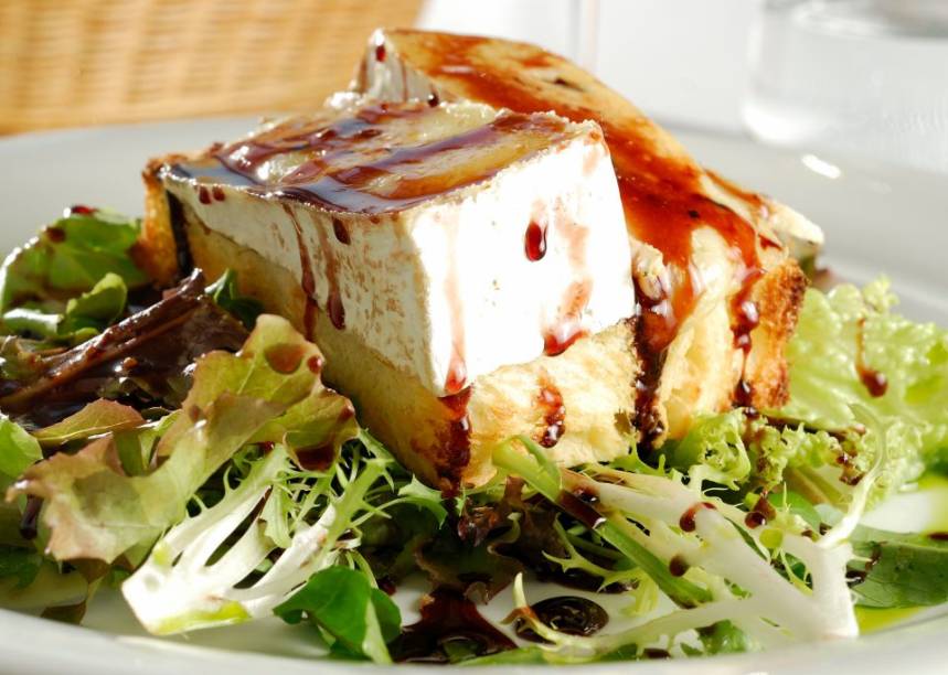 Salada Brie com mel de vinho tinto, brioche grelhado e folhas verde do<strong> Allez! Allez!</strong>, localizado em <a href="https://viajeaqui.abril.com.br/cidades/br-sp-sao-paulo/" rel="São Paulo" target="_blank">São Paulo</a>
