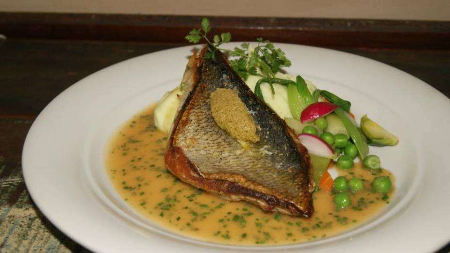 Filé de Anchova com Purê de Grão de Bico e Molho Bisque de Lagosta do<strong> Allez! Allez!</strong>, localziado em <a href="https://viajeaqui.abril.com.br/cidades/br-sp-sao-paulo/" rel="São Paulo" target="_blank">São Paulo</a>